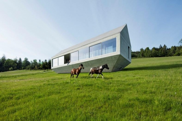 L’Arca di Konieczny: La casa che pare fluttuare sulla montagna