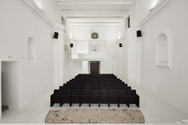 Fuori, una chiesa del 1500. Dentro, uno spazio contemporaneo e minimalista