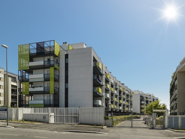 Geometrie irregolari e cromatismi ad effetto per un progetto residenziale alle porte di Roma